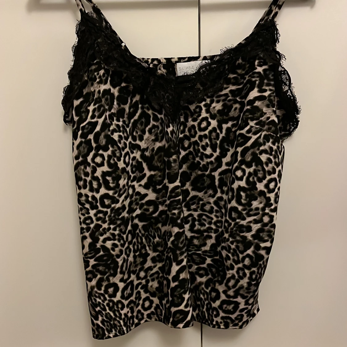 Leopardmönstrad linnetopp med spets