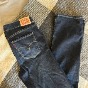 Levi's mörkblå jeans W32 L32 - Snygga Levi's jeans i mörkblått. Modellen rak/straight passform med normal midja. Väldigt sköna då de är något stretchiga. Perfekt för dig som gillar stilrena och och mörka märkesjeans.
