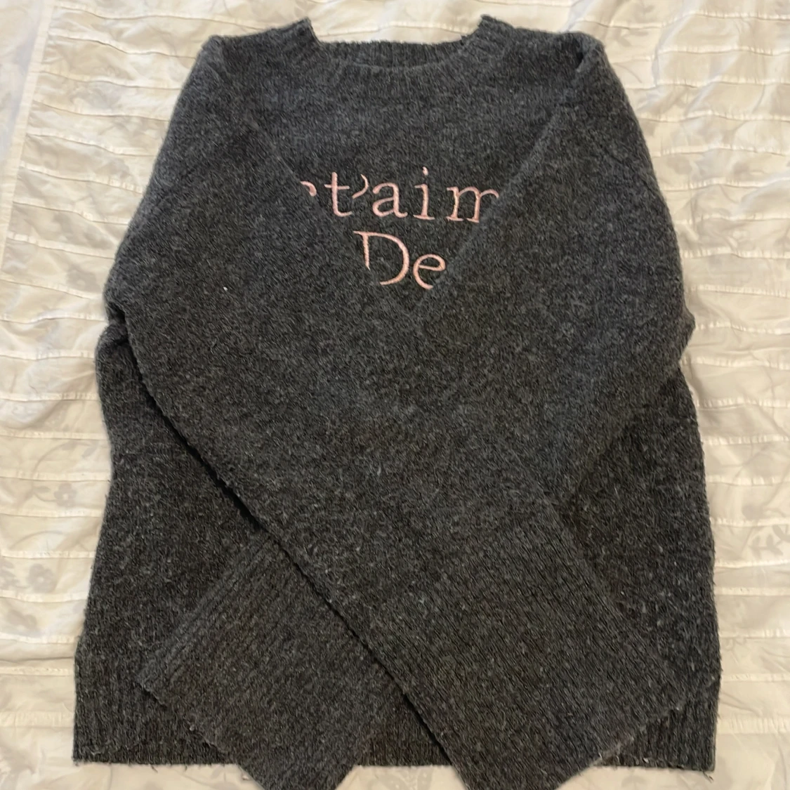 Mörkgrå stickad tröja med broderi - 1