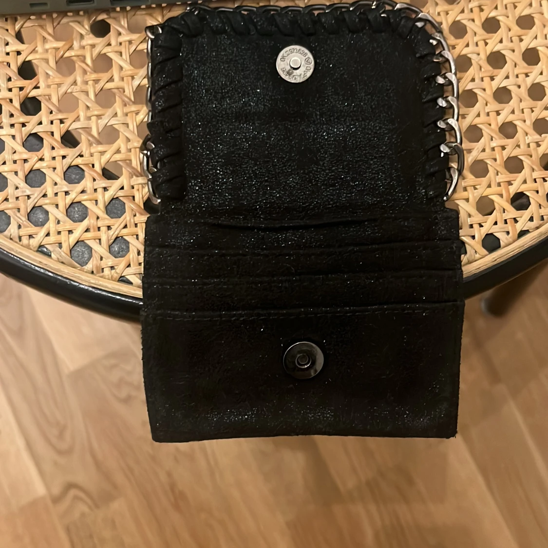 Svart plånbok med kedjedetaljer - 1