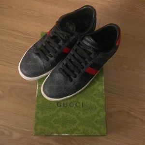 Gucci Ace skor - Snygga Gucci ace skor i storlek 43, skorna är i använt skick men har mer att ge. Väldigt snygga och passar till allt. Hör av er vid frågor eller funderingar!