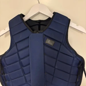 Säkerhetsväst från Riders Company strl 12  - Säljer en mörkblå säkerhetsväst från Riders Company. Storlek 12. 