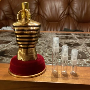 Lyxig herrparfym med provsprayer - Snygg och unik herrparfym från Jean Paul Gaultier i guldfärgad flaska. Medföljer tre praktiska provsprayer för enkel testning eller att ta med på språng. Perfekt för dig som vill sticka ut med en ikonisk doft.