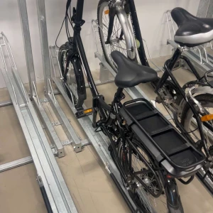 Elcykel (okänt märke och modell) - Hopfällbar elcykel med batteri monterat bak, svart ram och bekväm sadel. Cykeln ser ut att vara i mycket gott skick utan synligt slitage. Perfekt för stadspendling och enkel förvaring tack vare den kompakta designen.