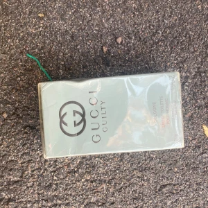 Gucci Guilty Pour Homme EdT - Gucci Guilty Pour Homme Eau de Toilette, 90 ml. Snygg och stilren förpackning, perfekt för dig som vill ha en ikonisk doft från ett av världens mest kända modehus. Tillverkad i Europa.