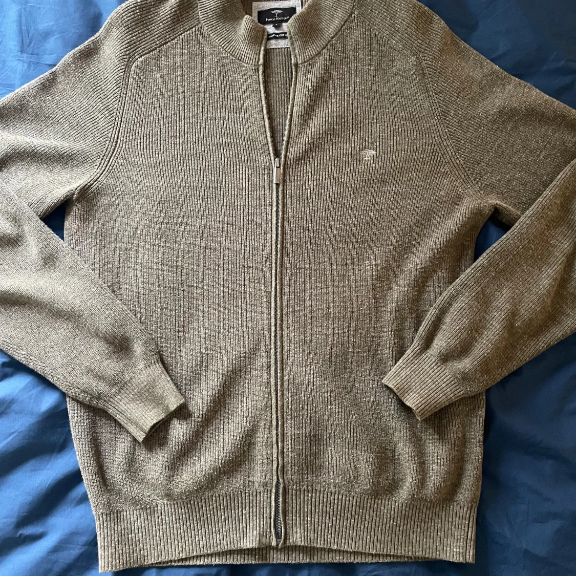 Beige ribbad kofta från Fynch-Hatton