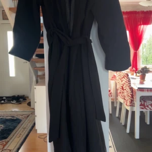 Svart långkappa  -  för att den inte passade mig säljer den för 350 nypris 1000kr kommer inte sänka priset nån mer 