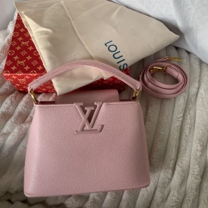 Rosa handväska  - Rosa inspirerad handväska 🌸 ca 20cm lång. Föll mig inte i smaken, tyvärr. Allt på bilden medföljer, box, dustbag, band. 🎀 225kr. Postar snabbt & omsorgsfullt. Skickar med en extra liten gåva vid varje köp!