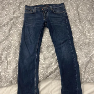Nudie grim Tim  - Säljer detta par skit fräscha nudie jeans i storlek 32.32. Modellen är grim Tim och jag säljer pågrund av att de inte används längre. Skicka gärna prisförslag 