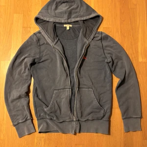 Burberry zip up - Väll använd zip up från burberry tyvärr inte i bra skick zippern är helt trasig så går inte att stänga priset inte hugget i sten