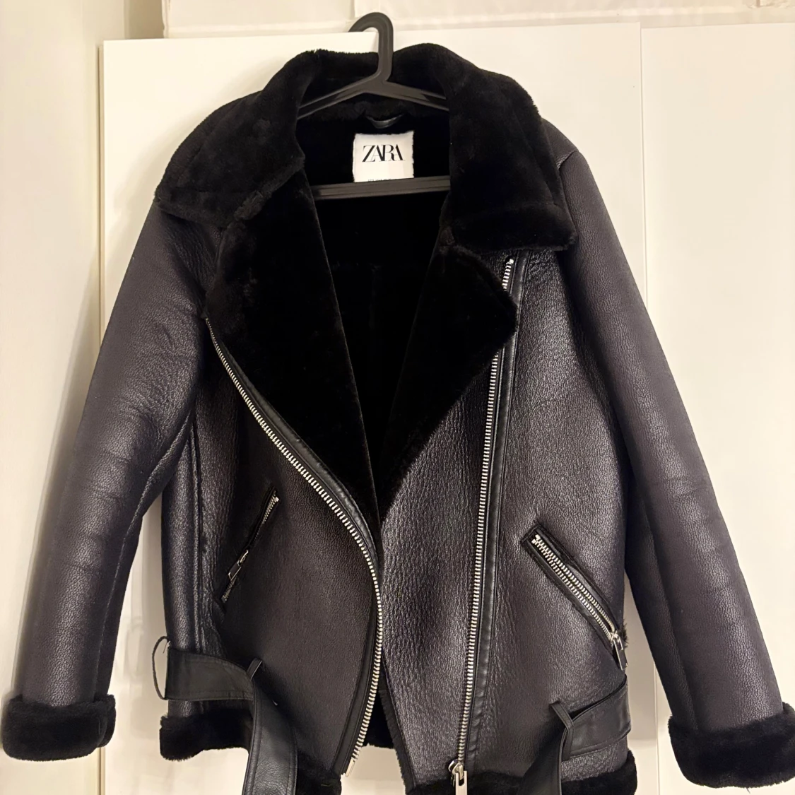 Svart pälsjacka från Zara med bälte - 2