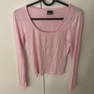 Rosa tajt tröja  - Enkel rosa tajt tröja från Gina tricot, har en slits på ärmen. Använd fåtal gånger, hör av er om funderingar 