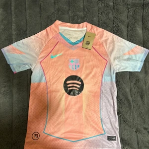 25/26 Barcelona Kit - Säljer nu min officiella Barcelona 25/26 special kit, tröjan har en riktigt fräsch design och är helt ny, vid frågar är det bara att komma privat!