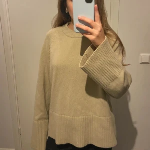 Stickad tröja - Säljer en söt stickad tröja i en ljusgrön/beige färg, perfekt nu till vintern!!!