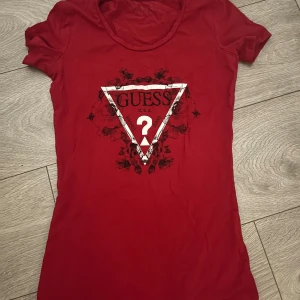 Guess tröja - Röd ish rosa t-shirts från Guess. T-shirtsen har rund halsringning och korta ärmar. Riktig Guess aldrig använda! Båda för 109kr, en för 69kr.
