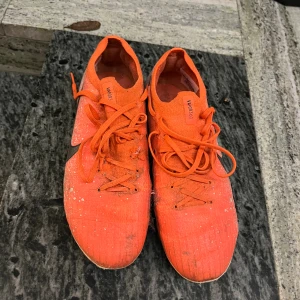 Nike Mercurial fotbollsskor 39 - Gammal färg och modell av nike mercurial som är väldigt svår att få tag i, de är i storlek 39 och är lite slitna längst fram