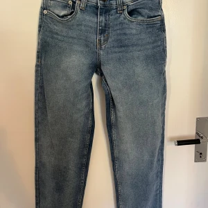 Levi’s Loose Taper jeans blå 12A - Säljer ett par klassiska blå Levi's Loose Taper jeans i storlek 12A. Jeansen har en avslappnad passform upptill och smalnar av nedtill, med fem fickor och snygga slitningar. Loggan på baksidan har börjat släppa lite. Barnstorlek!