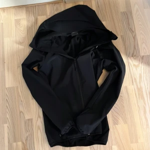 peak performance regnjacka - Regn jacka från peak performance svart i storlek m. Helt nytt skick typ aldrig använd. Ny pris 2500kr mitt pris 1299