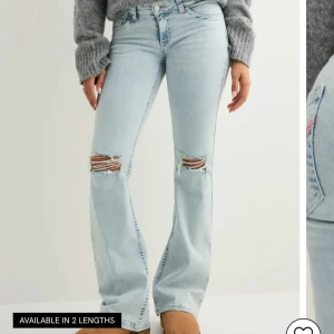 Ljusblå bootcut jeans med slitningar - skriv för fler bilder där jag visar felaktigheter. Snygga ljusblå jeans med bootcut passform och slitna detaljer över knäna. Jeansen har klassisk femficksdesign och coola broderade detaljer på bakfickorna. Perfekta för dig som gillar en avslappnad och trendig stil.