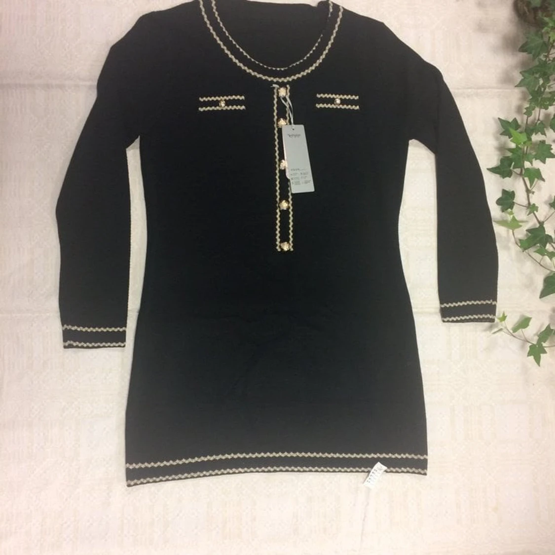 Stickad kortklänning med pärlknappar