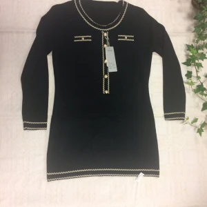 Stickad kortklänning med pärlknappar - Supersöt stickad kortklänning från Yaya med dekorativa pärlknappar framtill och kontrastfärgade detaljer vid hals, ärmslut och nederkant. Finns i svart, beige och rosa. Långärmad och med rund halsringning, perfekt för dig som gillar klassisk men trendig stil.  235kr/st , helt ny 