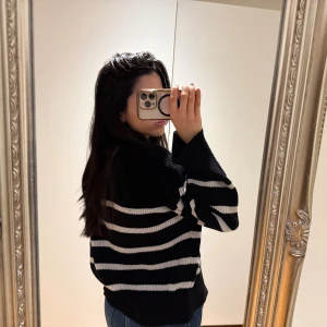 Svartvit randig stickad tröja - Säljer en svart stickad tröja med breda vita ränder. Tröjan är från NA-KD och är i storlek S. Nej passar även XS och M 