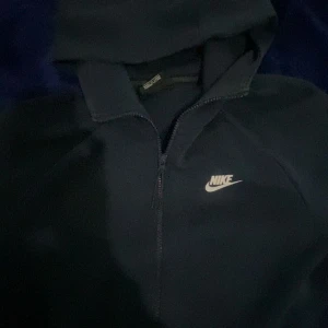 Kofta - Använd 1 gång. Jätte bra kofta. Färg Mörkblå