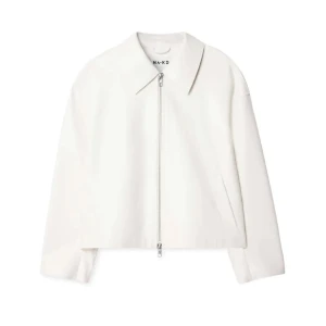 Jacka NA-KD - Superfin jacka från NA-KD. Aldrig använd, säljer då den inte kommer till användning. Storlek 34. Nypris 999kr💕