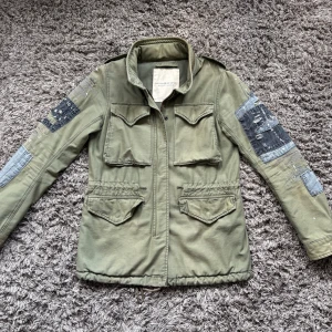 Ralph lauren Field jacket - Säljer denna feta unika paint splatter Ralph lauren DS field jacketen!⭐️Storlek XS passar också S!🤝Nypris = 5000kr! Skick : 9,5/10!🙌Hör gärna av er om ni har funderingar!👍