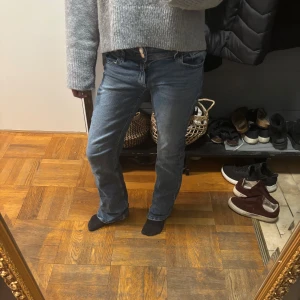 Snygga lowrise bootcut jeans - Väldigt bekväma och snygga men använder dock inte dom längre. De är från ginatricot och är storlek xs. Jag är 160 lång :)