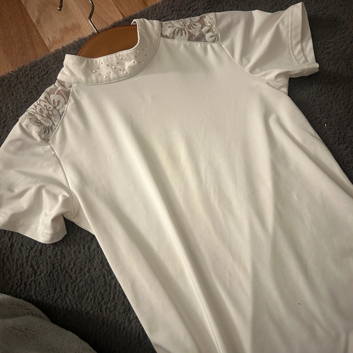 Vit kortärmad tävlingströja med spets och pärlor