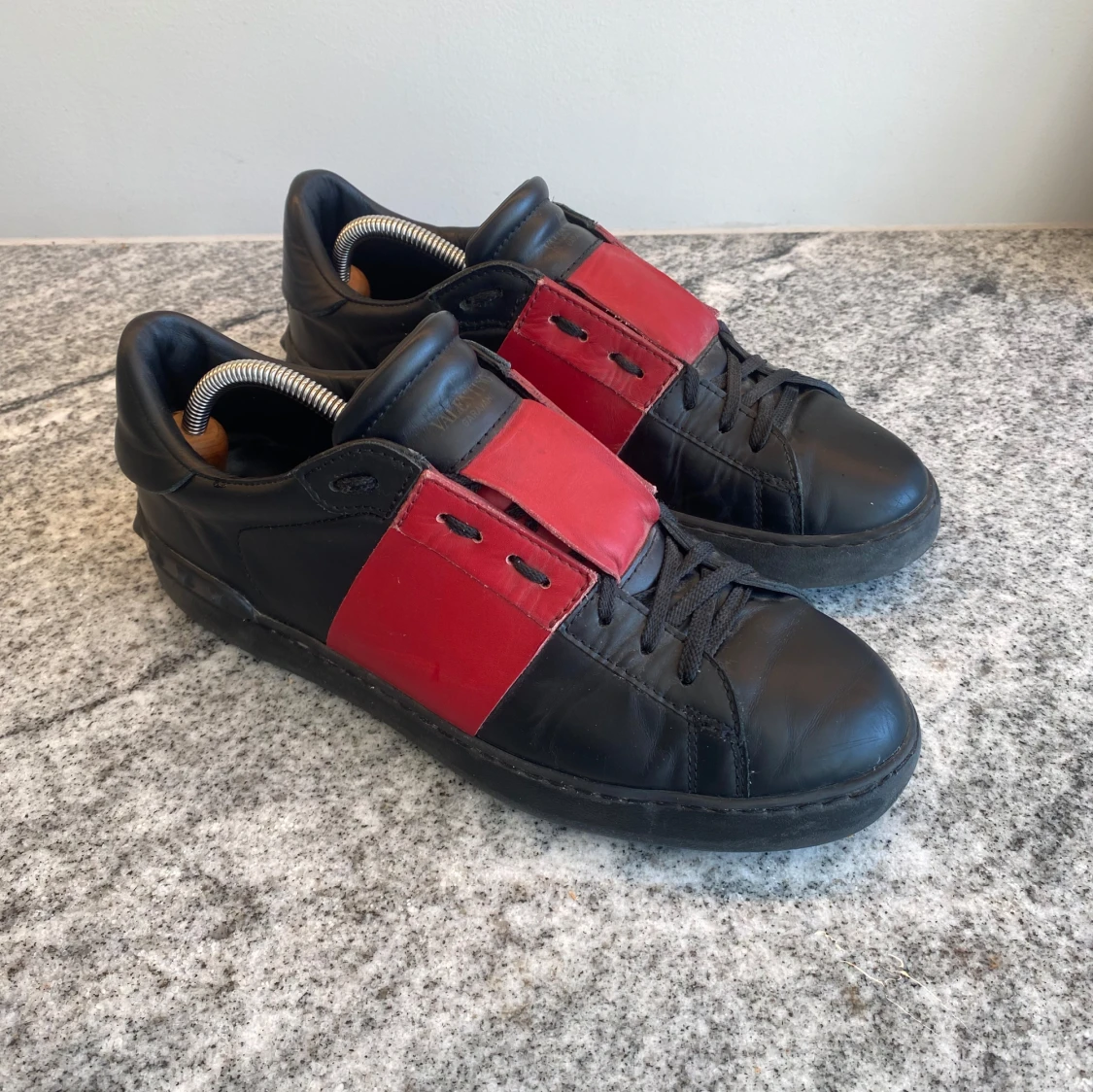 Svarta sneakers med röd detalj från Valentino - 1