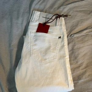 Tramarossa vita jeans  - Tramarossa jeans modell Leonardo.                                 Skick 8/10 fint skick!                                                           Priset går såklart att diskutera, retail 4000-5000 kr.      Vid fler funderingar så tveka inte på att slå en signal!      /VS