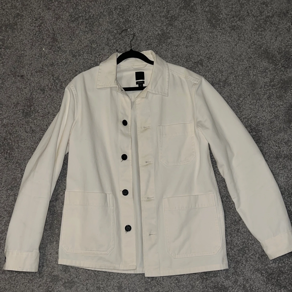 Vit overshirt med knappar från H&M 