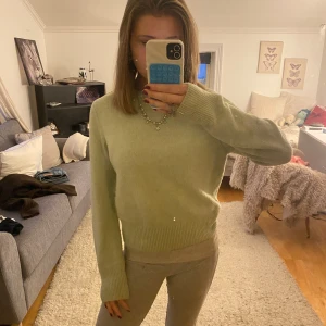 Ljusgrön stickad tröja  - Snygg ljusgrön stickad tröja som ej kommer till användning!!