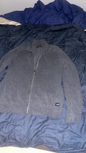Jack & Jones zip tröja - Säljer denna jack jones tröjan sjukt snygg o skön storlek M. Nyskick.