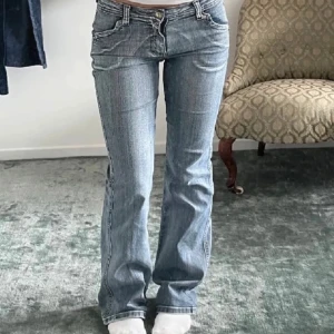 Replay bootcut jeans ljusblå - säljer dessa lågmidjade jeansen som är köpta här på Vinted, jag säljer de för att dem är för små på mig men de var jätte fina. Fråga för mått och mer ifall det skulle behövas (OBS! Dessa bilder är från förra ägaren💗)