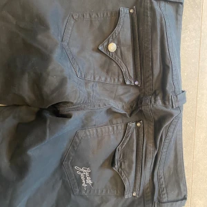 Lågmidjade raka GUESS jeans - W32 Mått: midja: 42cm. Innerben: 75cm. Grenhöjd: 20cm. Benvidd: 22cm. Fint skick förutom en knapp som har lossnat på ena bakfickan!  •använd gärna köp nu eller bundel!