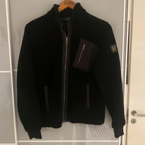 Svart fleecejacka från Belstaff - Svart fleecejacka från Belstaff, storlek M. Använd två månader förra året, bra skick. Nypris 3000kr