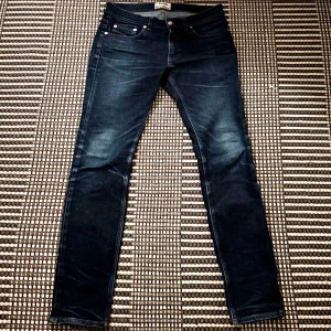 Mörkblå jeans från Acne Studios - Riktigt snygga Jeans från Acne Studios i mörkblå denim  (W30 L34) med cool tvätt och lite worn känsla. Ger riktiga archive/vintage vibbar, som något man skulle hittta på en gammal streatwear butik i Milano. Skön passform och sitter riktigt bra på (Straight-slim fit). Säljer bara för att de inte kommer till användning längre. Säljer för 499kr (nypris ca 1600kr).