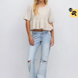 Jeans Gina 14+ - Snygga ljusblå jeans med loose passform och slitna detaljer på knäna. Jeansen har klassisk femficksdesign,  är tillverkade i mjukt denimtyg. Perfekta för dig som gillar en avslappnad och trendig look. Storlek 158, passar mig som brukar bära s. Prislapp kvar.
