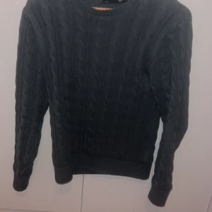 Mörkgrå kabelstickad tröja 157 - Tröja från lager, Ganska bra skick, storlek S, grön färg.