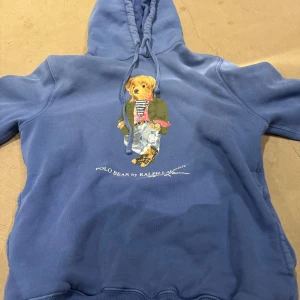 Äkta polo bear hoodie - Storlek: Xs.   Använd i några månader men har nu växt ut tröjan. Mjukt material inuti och bra skick utvändigt.