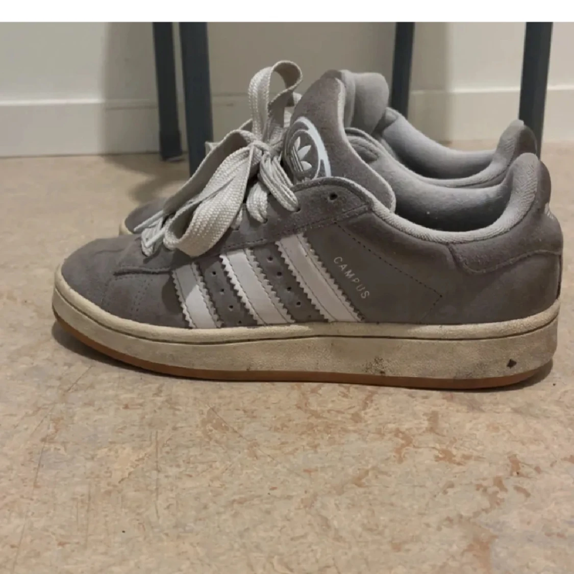 Grå Adidas Campus sneakers