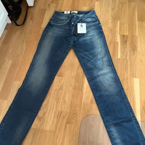 Pulz Kamali straight jeans blå - Snygga mediumblå jeans från Pulz i modellen Kamali straight. Jeansen har klassisk femficksdesign, raka ben och midwaist. Materialet är jeans med lätt tvättad effekt för en cool look. Perfekt passform och stilren design.