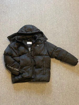 Calvin Klein jacka - Svart tjock pufferjacka i XS från Calvin Klein Jeans i perfekt skick. Perfekt nu när vintern kommer. 