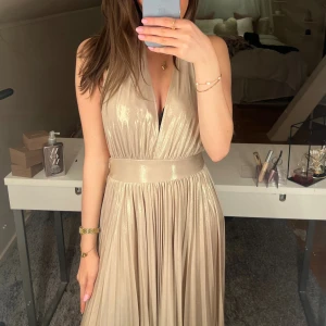 Balklänning - En super fin champagne/guld klänning med öppen rygg från Bubbelroom med märket ”Goddiva”. Storlek XXS. Jag har sytt upp klänningen så den passar mig perfekt med klackar och jag är 158 cm lång. Använd endast en gång. Nypris 1599kr och den är helt slutsåld.💗