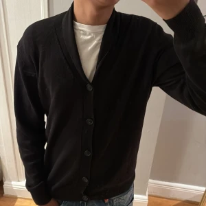 Snygg kofta - Riktigt snyggt och skön kofta. Klassisk med svart färg.😁