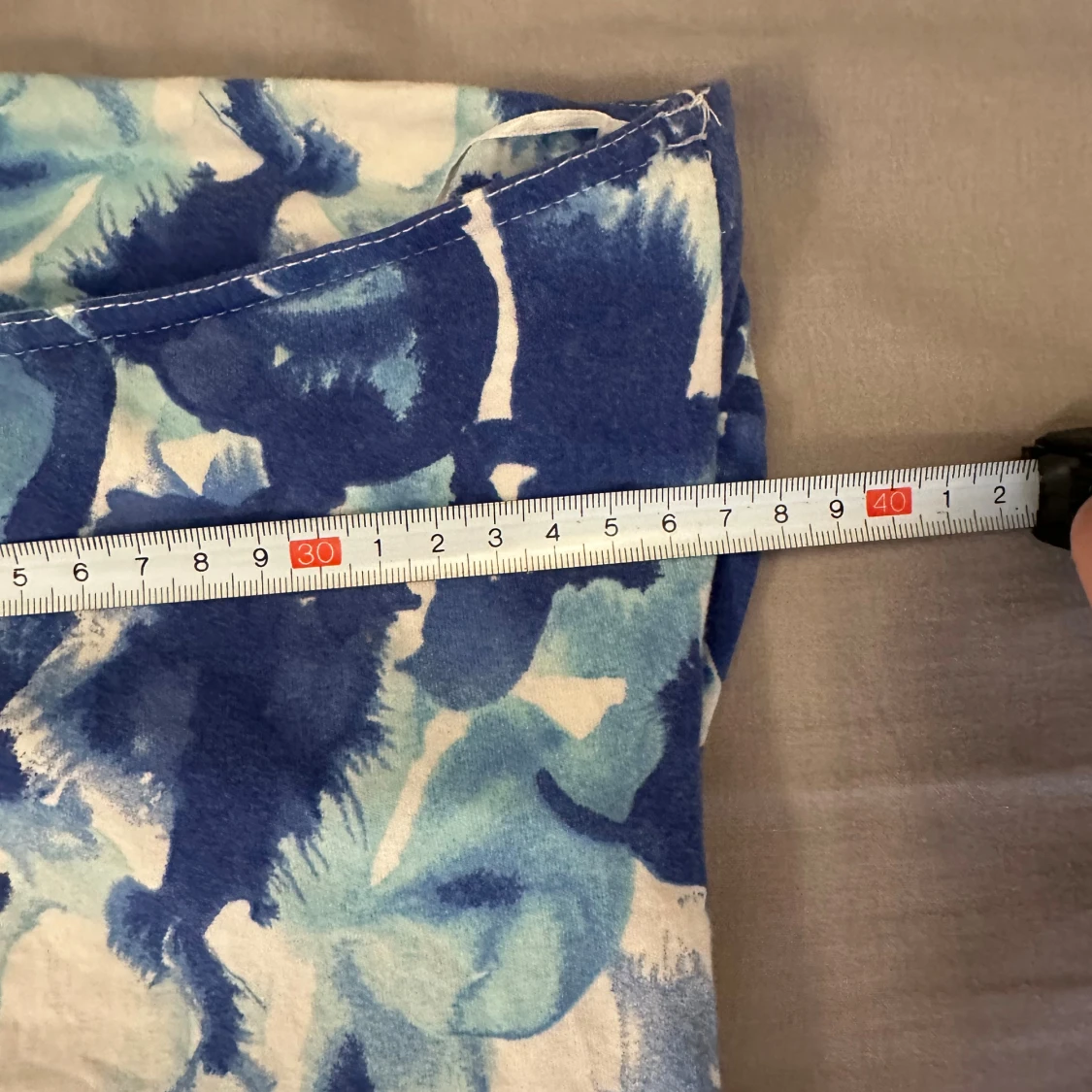 Blåvit tubtopp med abstrakt mönster - 3