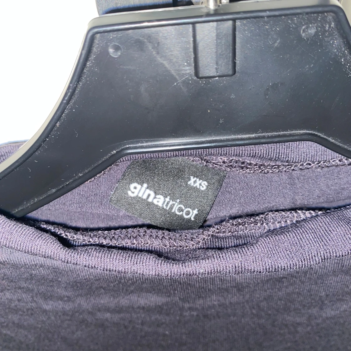 Mörk grå ärmlös topp från Gina Tricot - 1